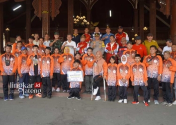 PELEPASAN: Pj Bupati Jepara Edy Supriyanta foto bersama dengan 18 atlet Kontingen Jepara di Pendopo R.A Kartini Jepara, yang akan berlaga dalam ajang Peparprov IV Jateng Tahun 2023. (Tomi Budianto/Lingkarjateng.id)