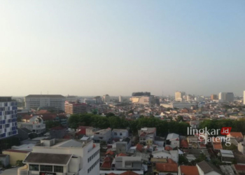 BANYAK POLUSI: Suasana udara Kota Semarang yang dipotret dari atas gedung. (Antara/Lingkarjateng.id)
