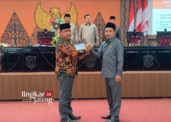 SIMBOLIS: Penyerahan raperda prakarsa DPRD Kendal oleh Ketua DPRD Kendal, Muhammad Makmun, kepada Wakil Bupati Kendal, Windu Suko Basuki, di ruang Paripurna DPRD Kendal pada Rabu, 20 September 2023. (Arvian Maulana/Lingkarjateng.id)