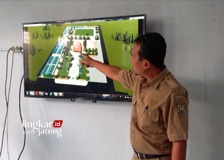 MENJELASKAN : Salah satu staf DLH Kendal memaparkan desain pembangunan RTH Boja. (Arvian Maulana/Lingkarjateng.id)