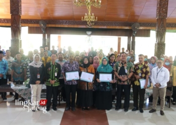 FOTO BERSAMA: Bupati Blora Arief Rohman (ketiga dari kanan) foto bersama PNS yang akan purna tugas per 1 November dan 1 Desember 2023. (Dok. Humas Pemkab Blora/Lingkarjateng.id)