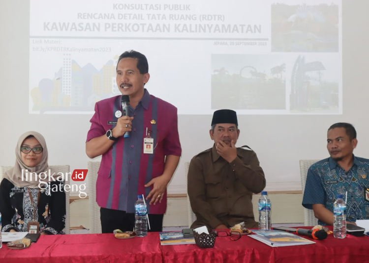 BERI ARAHAN:  Sekretaris Daerah (Sekda) Kabupaten Jepara, Edy Sujatmiko saat membuka konsultasi publik RDTR Kawasan Perkotaan Kalinyamatan di Restoran Bale Banyu. (Dok. Bagian Protokol dan Komunikasi Pimpinan Sekda Jepara/Lingkarjateng.id)