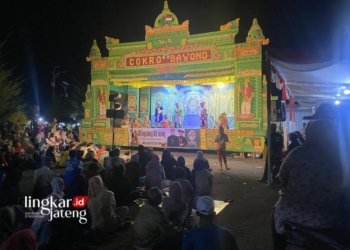 PERTUNJUKAN: Ratusan warga antusias saksikan pagelaran wayang orang di Balai Jagong, Desa Wergu Wetan, Kecamatan Kota, Kabupaten Kudus pada Jumat, 8 September 2023 malam. (Ihza Fajar/Lingkarjateng.id)