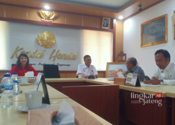 Paramitha Atika Putri (baju merah), Agung Taufik Hidayat (baju putih) dan Atis Sutrisno (baju batik kacamata) berdiskusi untuk segera menyelesaikan hak warga atas sertifikat terdampak jalan tol Semarang Batang. (Dok. Lingkarjateng.id)