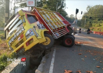 TERGULING: Sebuah truk mengalami kecelakaan di Jalan Lingkar Selatan (JLS) Salatiga, beberapa waktu lalu. (Angga Rosa/Lingkarjateng.id)