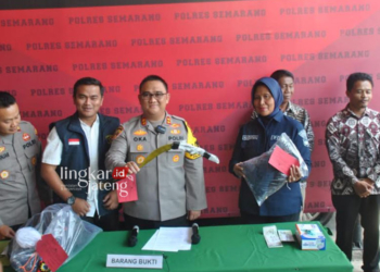 KONFERENSI PERS: Polisi menunjukkan barang bukti berupa celurit berwarna emas saat gelar perkara kasus kekerasan antar remaja yang memakan korban, AK (17) warga Dusun Sendang RT 12 RW 03, Desa Jetis, Kecamatan Kaliwungu, Kabupaten Semarang, Rabu 13 September 2023 di Mapolres Semarang, Ungaran, Kabupaten Semarang. (Hesty Imaniar/Lingkarjateng.id)
