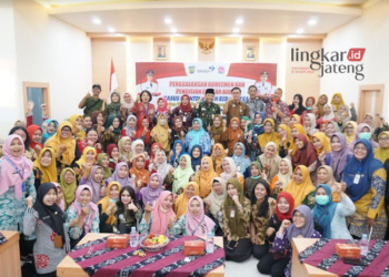 SINERGITAS: Pj Bupati Jepara Edy Supriyanta foto bersama bidan desa di Aula Kantor Jepara Nursing Center, Kelurahan Pengkol, Kecamatan Jepara pada Kamis, 31 Agustus 2023. (Tomi Budianto/Lingkarjateng.id)