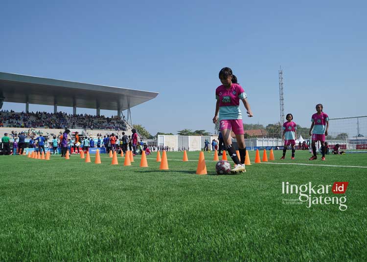 BERJALAN SERU: Para siswa saat unjuk kemampuan dalam MilkLife Soccer Challenge 2023 Batch 2 di Supersoccer Arena Rendeng. (Nisa Hafizhotus Syarifa/Lingkarjateng.id)