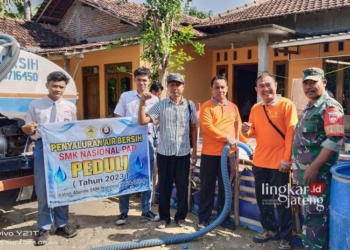 PEDULI: SMK Nasional pati menyalurkan air bersih untuk warga terdampak kekeringan di wilayah Pati Selatan. (Dok. for Lingkar/Lingkarjateng.id)