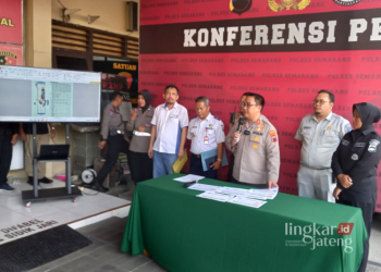 KONFERENSI PERS: Pemaparan hasil pemeriksaan kecelakaan maut di turunan Traffic Light (TL) Exit Tol Bawen Kabupaten Semarang yang digelar jajaran Polres Semarang, dengan menghadirkan Kapolres Semarang, AKBP Achmad Oka Mahendra, Kasatlantas Polres Semarang, AKP Dwi Himawan C, Kepala Dishub Kabupaten Semarang, Tri Martono, perwakilan Astra UD Truck Cabang Semarang, Selamet Wijiyanto, dan dari perwakilan PT Jasa Raharja Cabang Utama Jawa Tengah. (Hesty Imaniar/Lingkarjateng.id)