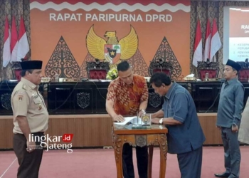 SIMBOLIS: Penandatanganan nota Kesepakatan Bersama KUA PPAS Perubahan 2023 di Ruang Rapat Paripurna DPRD Kendal, pada Kamis, 31 Agustus 2023. (Arvian Maulana/Lingkarjateng.id)