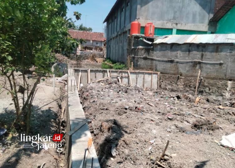 PROYEK: Tampak proyek pengalihan alur Sungai Randu, Kecamatan Randublatung, Kabupaten Blora kini dibatalkan. (Hanafi/Lingkarjateng.id)