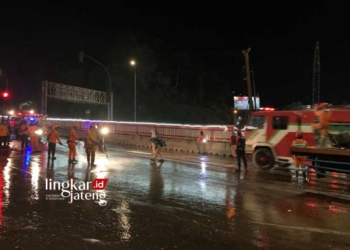 MEMBERSIHKAN JALAN: Petugas Damkar Dinas Satpol PP dan Damkar Kabupaten Semarang membersihkan lajur jalan pasca kecelakaan di Exit Tol Bawen, Kabupaten Semarang pada Sabtu, 23 September 2023. (Hesty Imaniar/Lingkarjateng.id)