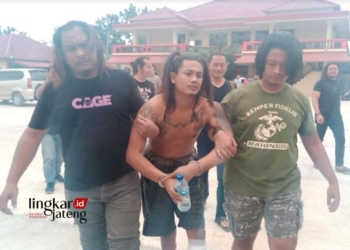 DIAMANKAN: Pelaku pembunuhan wanita di Hotel K, Jalan Gatot Subroto turut Desa Tutup, Kecamatan Tunjungan, Kabupaten Blora saat diamankan petugas pada 18 Januari 2023. (Hanafi/Lingkarjateng.id)