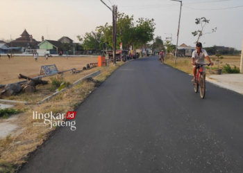 SUDAH MULUS: Jalan Pasar-Pulo yang sebelumnya rusak mangkrak dan menjadi keluhan warga kini telah selesai diaspal. (R.Teguh Wibowo/Lingkarjateng.id)