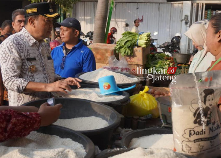 SIDAK: Pj Bupati Jepara Edy Supriyanta saat berinteraksi dengan salah satu pedagang bahan pokok di Pasar II Jepara, Jumat, 8 September 2023. (Tomi Budianto/Lingkarjateng.id)