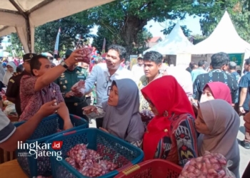 ANTUSIAS: Warga Kecamatan Mayong dan sekitarnya menyerbu bazar pangan murah di Halaman Kantor Kecamatan Mayong, Kabupaten Jepara pada Rabu, 6 September 2023. (Tomi Budianto/Lingkarjateng.id)