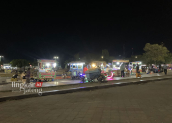 MELANGGAR: Banyak PKL yang masih nekat berjualan di atas Alun-alun Simpang Enam Demak, Senin malam, 4 September 2023. (M. Burhanuddin Aslam/Lingkarjateng.id)