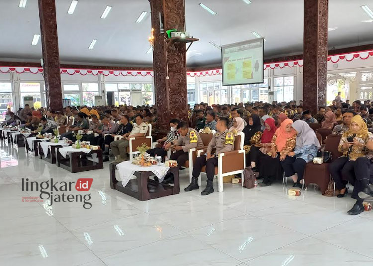 BERJALAN LANCAR: Para peserta fokus mengikuti Pembekalan Enam Pilar di Pendopo Tumenggung Bahurekso Setda Kendal, Kamis, 7 September 2023. (Arvian Maulana/Lingkarjateng.id)