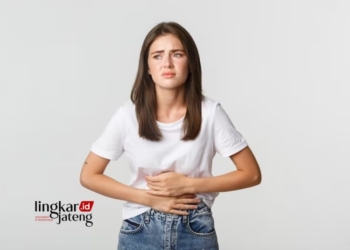 ILUSTRASI: Seorang Perempuan mengalami gangguan sistem pencernaan. (Freepik @benzoix/Lingkarjateng.id)