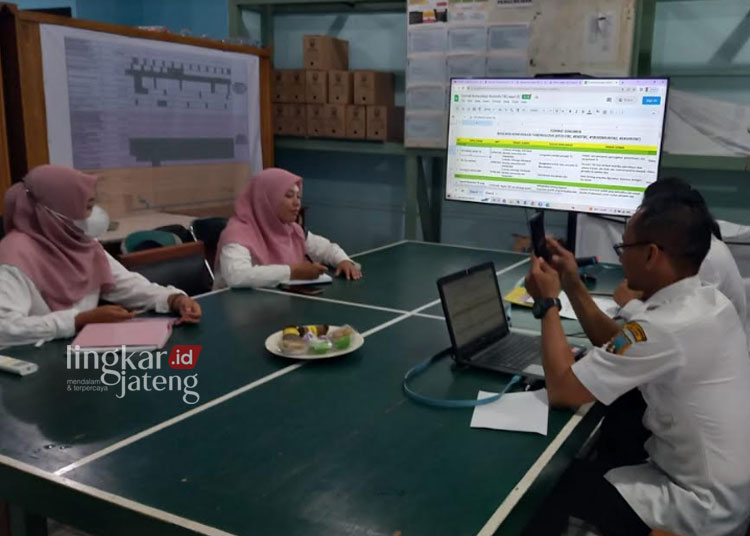 MENYIMAK: Sejumlah pegawai non-ASN di jajaran Dinas Komunikasi dan Informatika Kabupaten Rembang menerima penjelasan dari BPJS Ketenagakerjaan. (R.Teguh Wibowo/Lingkarjateng.id)
