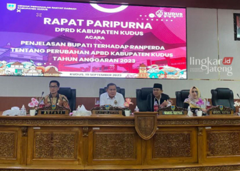 TERTIB: Rapat paripurna agenda Penjelasan Bupati terhadap Ranperda tentang Perubahan APBD Kabupaten Kudus TA 2023 di Ruang Rapat Paripurna DPRD Kudus, Selasa, 19 September 2023. (Ihza Fajar/Lingkarjateng.id)