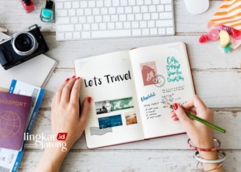 ILUSTRASI: Seseorang Tengah Menyusun rencana liburan akhir tahun. (Freepik rawpixel.com/Lingkarjateng.id)