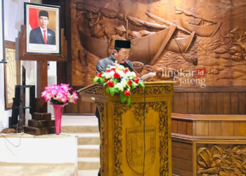 LAPORAN: Bupati Abdul Hafidz menyampaikan pengantar Nota Keuangan Raperda Perubahan APBD 2023 dan Raperda Pajak Daerah Dan Retribusi Daerah di ruang paripurna, Senin, 25 September 2023. (R.Teguh Wibowo/Lingkarjateng.id)
