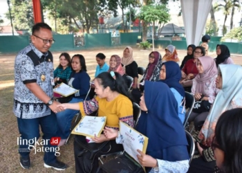 SIMBOLIS: Pj Wali Kota Salatiga Sinoeng N. Rachmadi menyerahkan sertifikan pelatihan pengembangan UMKM di Kawasan Taman Makam Pahlawan, Kota Salatiga, pada Kamis, 7 September 2023. (Prokompim Setda Salatiga/Lingkarjateng.id)