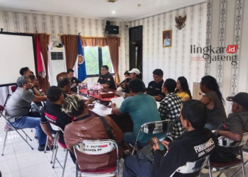 AUDIENSI: Forkomas Jateng bersama warga mengadu ke Kantor Satpol PP Kota Semarang, Kamis, 21 September 2023. (Rizky Syahrul Al-Fath/Lingkarjateng.id)