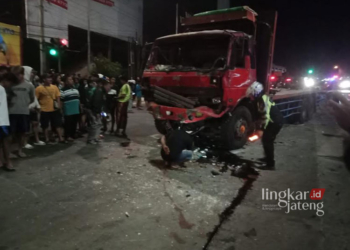 RINGSEK: Truk tronton kondisinya rusak parah usai menabrak sejumlah kendaraan di Simpang Bawen, Sabtu, 23 September 2023 lalu.(Hesty Imaniar/Lingkarjateng.id)