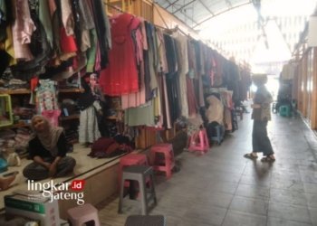 BERDAGANG: Pedagang pakaian di Pasar Randublatung, Kabupaten Blora mengalami sepi pembeli. (Hanafi/Lingkarjateng.id)