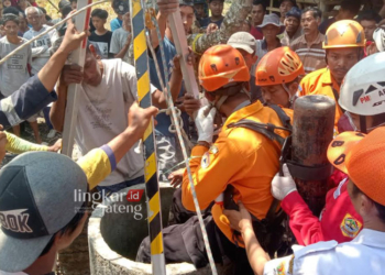 EVAKUASI: Tim gabungan Kabupaten Grobogan berusaha mengeluarkan korban dari dasar Sumur. (Eko Wicaksono/Lingkarjateng.id)