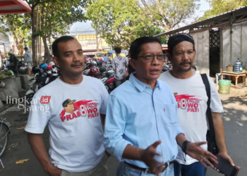 BERI KETERANGAN: Humas Loyalis Prabowo Pati Suyitno (tengah) saat ditemui di Pati, Minggu, 24 September 2023 menyampaikan dukungan untuk bakal capres Prabowo Subianto. (Arif Febriyanto/Lingkarjateng.id)