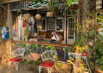 KLASIK: Suasana kedai Angkringart di Desa Penjalin, Kecamatan Brangsong, Kabupaten Kendal. (Arvian Maulana/Lingkarjateng.id)