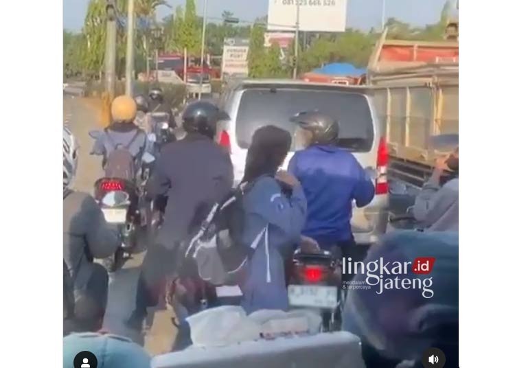 Viral, Pelajar di Kendal Ngumpet di Dalam Bus Hindari Razia Polisi 25 PANIK: Pelajar perempuan yang merasa panik mencoba menghindari razia Polisi lantaran tak pakai helm. (Tangkapan Layar Instagram @lingkarjateng.id/Lingkarjateng.id)