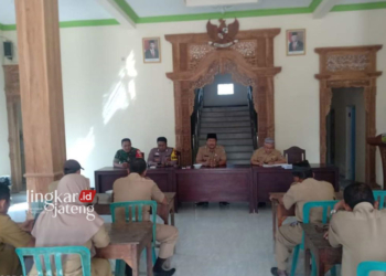 FOKUS: Anggota Koramil 05/Mayong Babinsa Sertu Muslikhun menghadiri Rapat Koordinasi bersama Petinggi dan Perangkat Desa Muryolobo di Aula Balai Desa Muryolobo, Kecamatan Nalumsari, Kabupaten Jepara. (Tomi Budianto/Lingkarjateng.id)