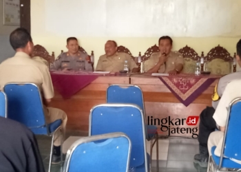 BERI ARAHAN : Kepala Desa Ngampel Kulon Kecamatan Ngampel, Abdul Azis memberikan arahan dari masukan terkait lahan hijau produktif. (Dok. For Lingkar/Lingkarjateng.id)