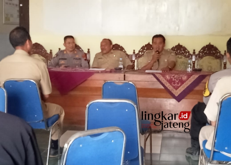 BERI ARAHAN : Kepala Desa Ngampel Kulon Kecamatan Ngampel, Abdul Azis memberikan arahan dari masukan terkait lahan hijau produktif. (Dok. For Lingkar/Lingkarjateng.id)