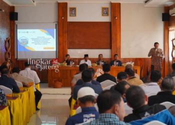 SOSIALISASI: Kepala Bapenda Kendal Abdul Wahab memaparkan materi dalam Sosialisasi Monitoring Alat Perekaman Data Elektronik Transaksi Keuangan Di salah satu rumah makan di Kendal, Rabu, 6 September 2023. (Dok. Prokopim Kendal/Lingkarjateng.id)