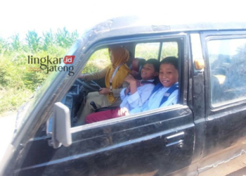 GEMBIRA: Raut bahagia terpancar dari wajah siswa SDN Sugihan 3, Kecamatan Tengaran, Kabupaten Semarang saat diantar jemput menggunakan mobil yang dibeli kepala sekolah. (Hesty Imaniar/Lingkarjateng.id)