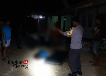 EVAKUASI: Proses evakuasi AK (17) pelajar SMK Negeri yang menjadi korban penganiayaan sekelompok remaja. (Humas Polres Semarang For Lingkar/Lingkarjateng.id)