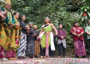 RITUAL MATA AIR: Prosesi pengambilan air suci di sumber mata air Umbul Songo, Dusun Sleker, Desa Kopeng, Kecamatan Getasan, Kabupaten Semarang yang dibuka dengan tarian sesaji oleh para penari dari Institut Seni Indonesia (ISI) Solo. (Hesty Imaniar/Lingkarjateng.id)