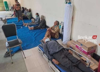 KEBAKARAN HUTAN : Suasana pengungsian warga dari beberapa dusun di Desa Tajuk, Kecamatan Getasan, Kabupaten Semarang yang terdampak kebakaran lahan hutan di lereng Gunung Merbabu, pada Sabtu sore, 28 Oktober 2023. Sebagian warga mengalami sesak nafas dan harus mendapatkan bantuan pernafasan dari oksigen yang dibawa oleh relawan. (Hesty Imaniar/Lingkarjateng.id)