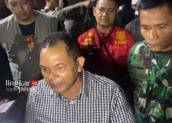 WAWANCARA: Bupati Semarang, Ngesti Nugraha saat menyambangi dan melakukan pengecekan kepada warga yang mengungsi akibat dampak kebakaran hutan Gunung Merbabu di Balai Desa Batur, Desa Tajuk, Kecamatan Getasan, Kabupaten Semarang, pada Sabtu malam, 28 Oktober 2023. (Hesty Imaniar/Lingkarjateng.id)