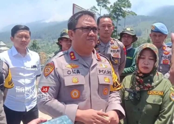 KOORDINASI: Jajaran Polres Semarang dibantu dengan Forkompimda Kabupaten Semarang, serta para relawan saat melakukan proses evakuasi warga di beberapa dusun untuk diungsikan ke Balai Desa Batur. (Hesty Imaniar/Lingkarjateng.id)