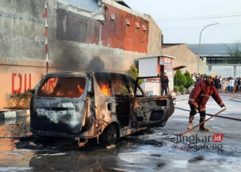 TERBAKAR: Mobil Avanza terbakar di SPBU 44.513.25 Desa Caruban, Kecamatan Ringinarum, Kabupaten Kendal pada Kamis, 12 Oktober 2023 sekira pukul 16.00 WIB. (Unggul Priambodo/ Lingkarjateng.id)