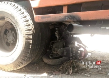 MIRIS: Kecelakaan di Jalan Pantura Pati-Juwana turut Desa Gadingrejo, Kecamatan Juwana, Kabupaten Pati tampak sepeda motor tergencet di bawah truk fuso pada Sabtu, 21 Oktober 2023. (Arif Febriyanto/Lingkarjateng.id)