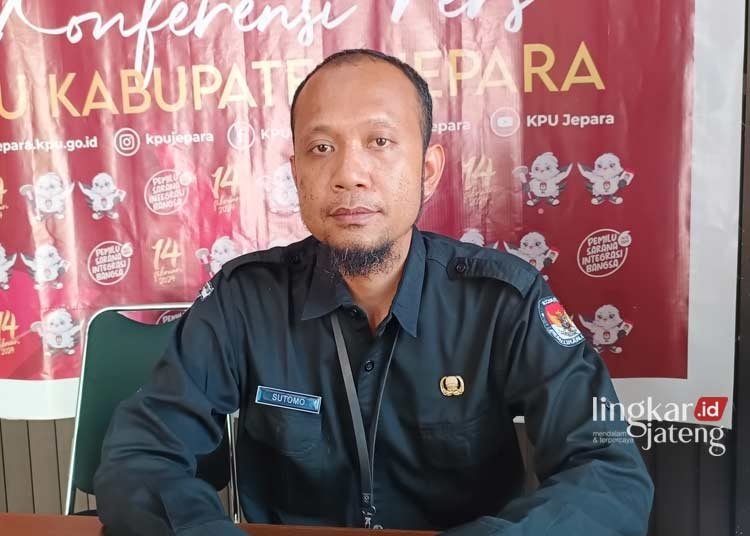 BERI KETERANGAN: Kasubag Keuangan Umum dan Logistik KPU Jepara, Sutomo.  (Tomi Budianto/Lingkarjateng.id)