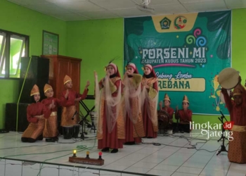 REBANA: Siswa MI saat tampil dalam lomba cabang Rebana di MI Negeri Kudus, pada Rabu, 11 Oktober 2023. (Nisa Hafizhotus Syarifa/Lingkarjateng.id)